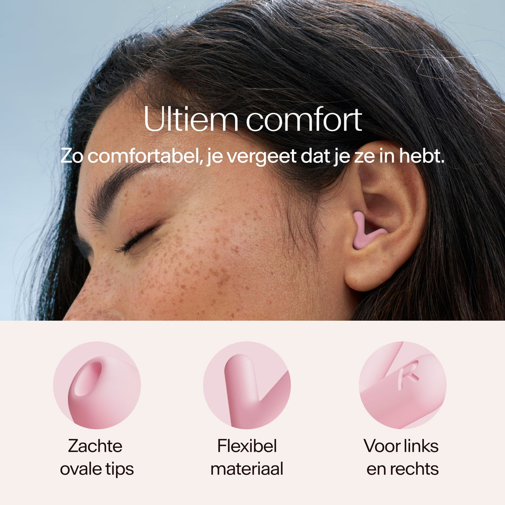 Close-up of a person wearing earplugs with text about comfort and product features #color_pink #lang_nl