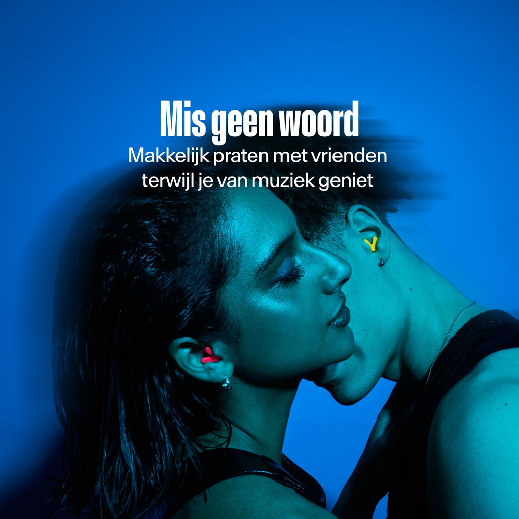 man en vrouw met Alpine Tune in neon-pink en neon-yellow dansen samen #color_neon-pink #color_neon-yellow #lang_nl