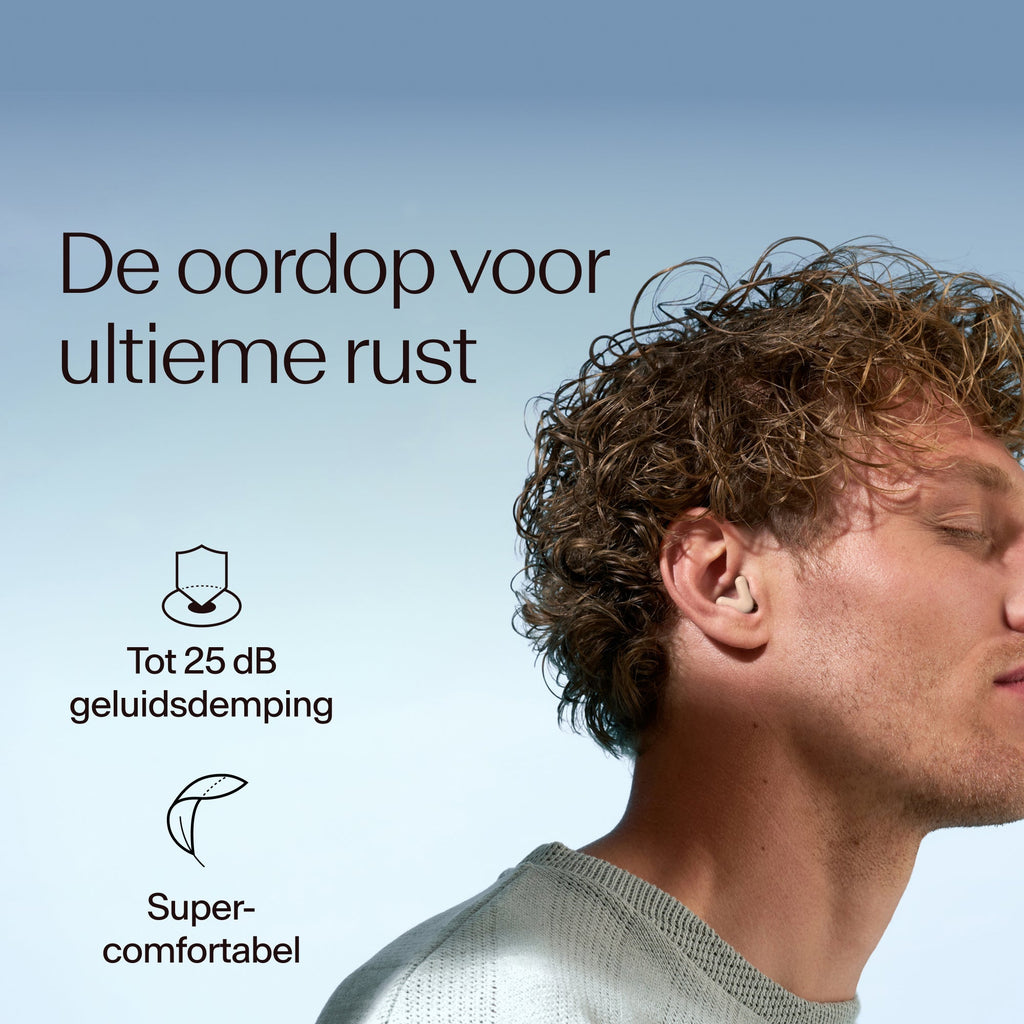 Man wearing earplugs with product features highlighted on a blue background #color_beige #lang_nl