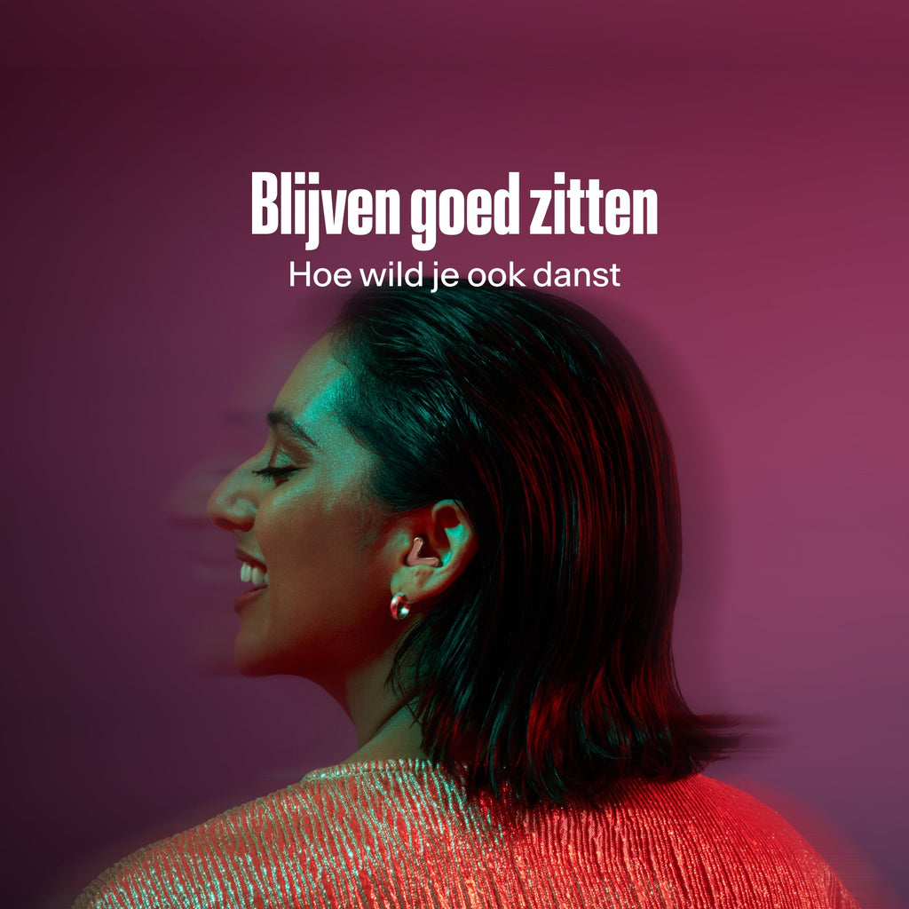 Vrouw draagt Alpine Tune in rose-gold terwijl ze danst #color_rose-gold  #lang_nl