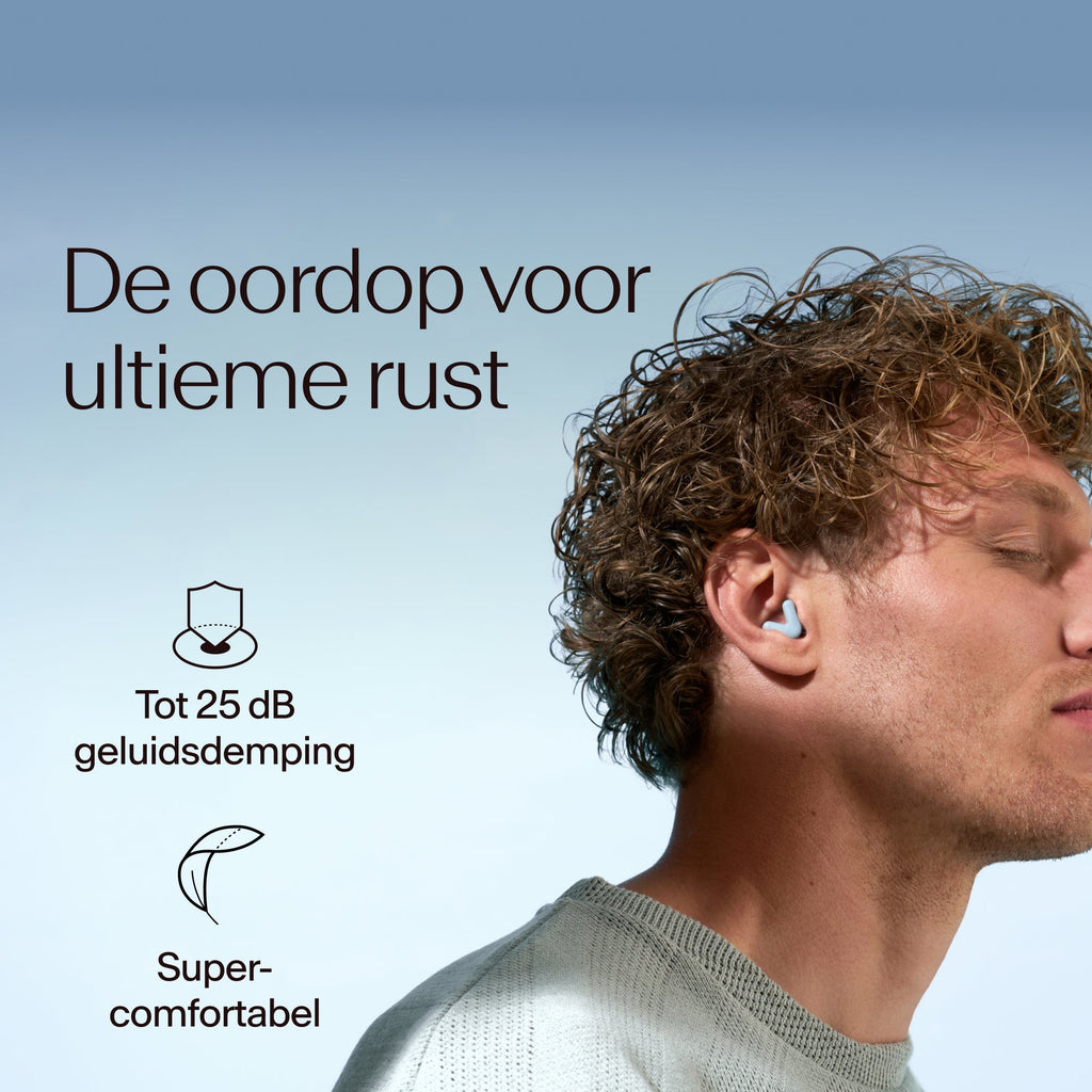 Man wearing earplugs with product features highlighted on a blue background #color_blue  #lang_nl