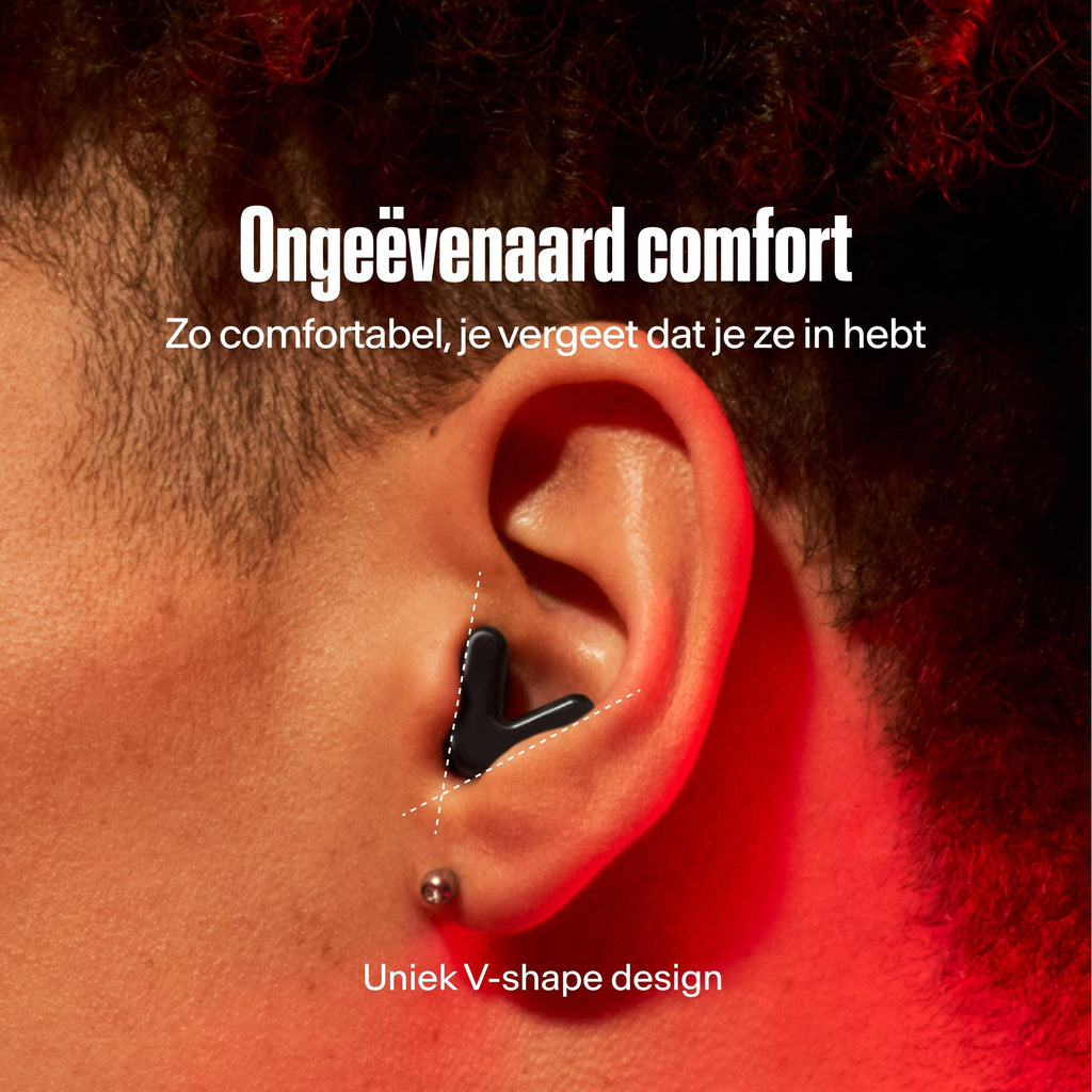 detailed image of an ear with an alpine tune earplug in black showing the snug fit in ear #color_black #lang_nl