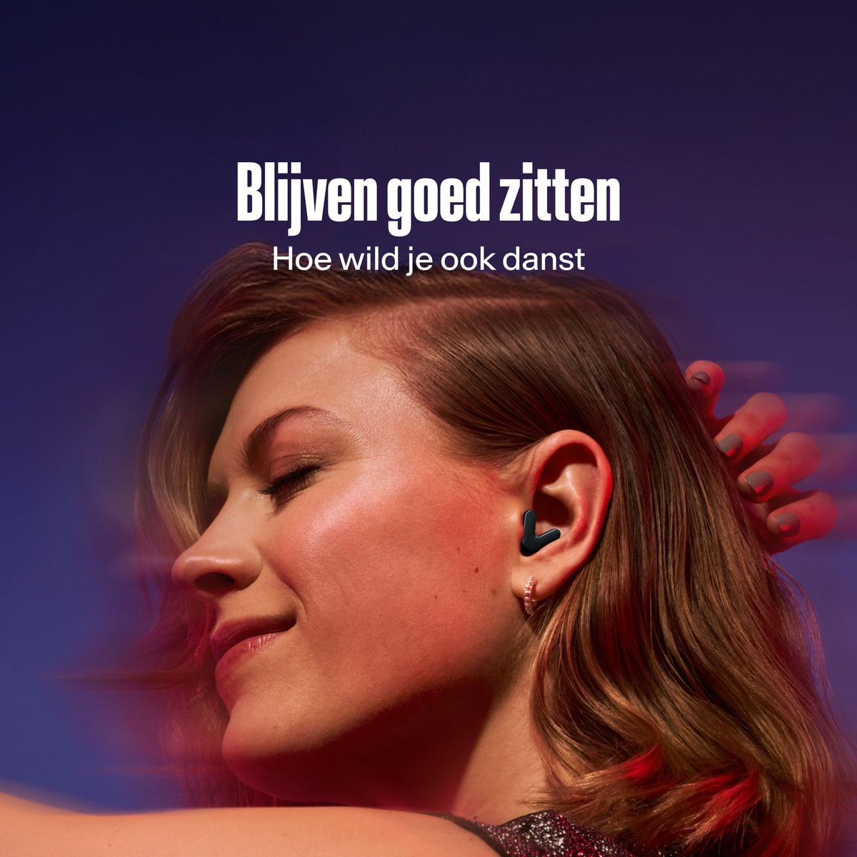 Vrouw draagt Alpine Tune in black terwijl ze danst #color_black #lang_nl